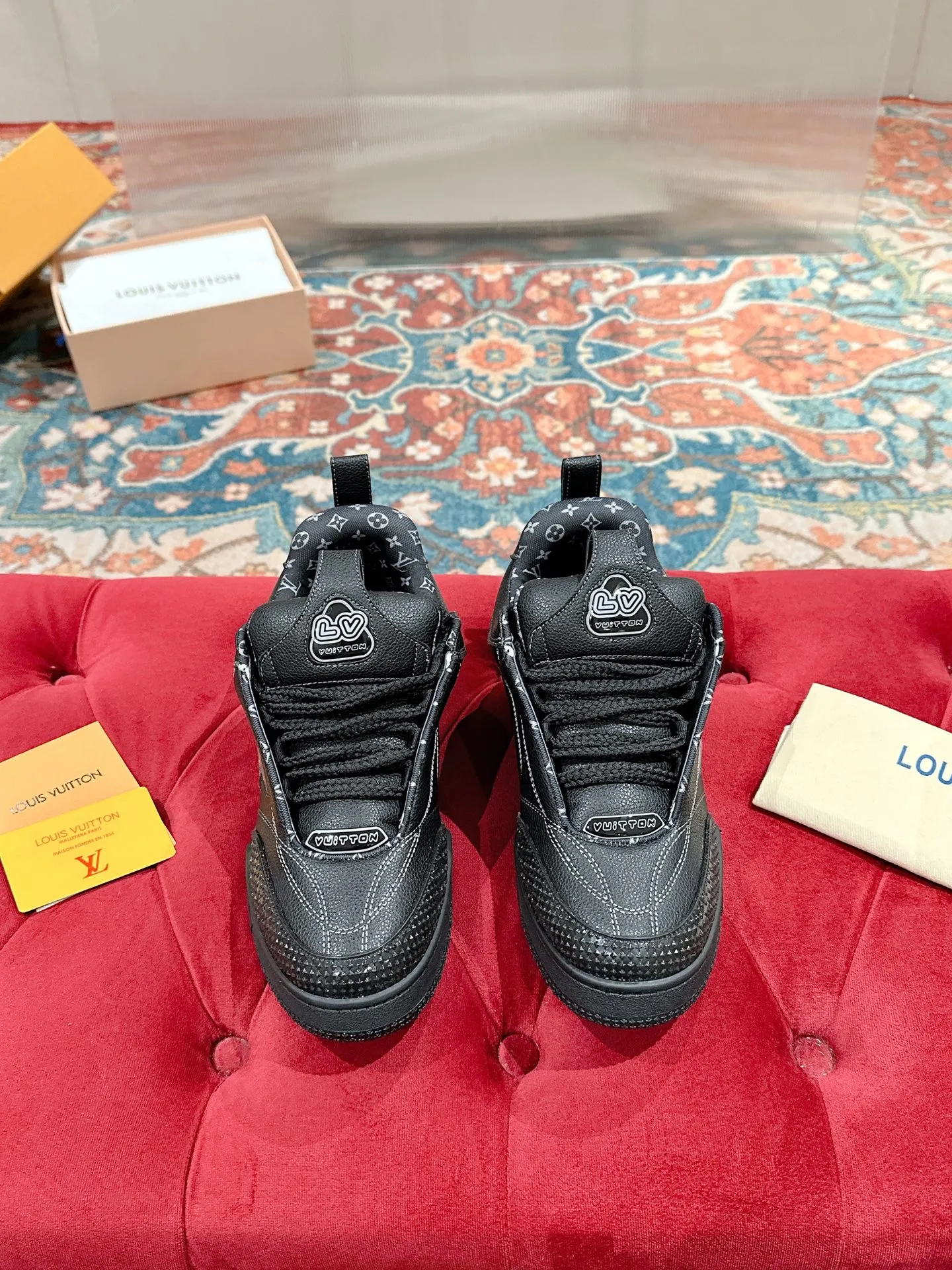 👟👟Ex-factory price 800👟👟 LV donkey brand L SKATE series latest color matching Tariner sneakers four-leaf clover skate shoes couple style retro basketball shoes original purchase development and production This LV Skate sneaker is decorated with colorful details on the grained cow leather shoe body, echoing the leather goods and ready-to-wear series of the season. A gradient Monogram flower blooms on the side of the sneaker. The padded tongue and Mini Monogram fabric-lined collar show the inspiration of skate shoes in the 1990s ▪️Material: original customized first-layer cowhide ▪️Inner lining: imported breathable mesh ▪️Sole: original open-molded non-slip TPU material ▪️Sole thickness: 3.5cm ▪️Size: Female 35-40 Male 39-44 (Female 41, Male 45.46 customized, non-returnable)
